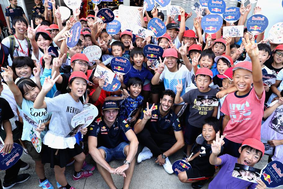 GP Giappone. Daniel Ricciardo e Max Verstappen con i bambini delle scuole elementari giapponesi (Getty Images)